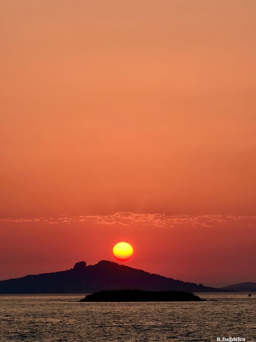 bizbesiktask's tweet photo. “Bazen bir söz yoktur.
O gün ne olduğunu özetleyecek zekice bir alıntı yoktur.
Bazen gün.
Sadece,
Biter …”
Tezer ÖZLÜ

iyi geceler olsun.. https://t.co/HbNkr03kjq