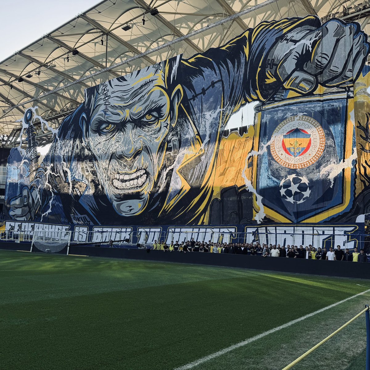gencfborg's tweet photo. Fikstür sıkışıklığına rağmen hiçbir engeli kendine bahane etmeyen; günlerdir hazırlıklar için statta sabahlayan, emek veren, düşünen ve talimatlara harfiyen uyarak kusursuz bir görüntü oluşturmamıza büyük katkı sağlayan; aynı zamanda geri düşmemize rağmen oyundan kopmayan, inancını yitirmeyen ve hırsıyla karşılaşmayı yeniden dirilten büyük Fenerbahçe taraftarına teşekkürlerimizle!

#GençFenerbahçeliler