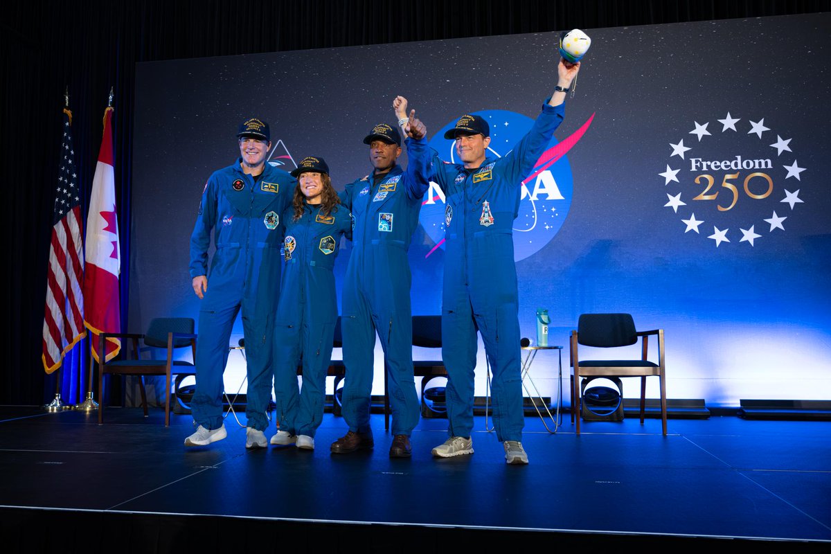 NASA_es's tweet photo. Un momento para recordar la alegría lunar. ✨🌙 

En esta edición especial de nuestro pódcast, Universo curioso de la NASA, recorremos Artemis II, la primera misión tripulada del programa Artemis, con el que volvemos a viajar a nuestro satélite natural... esta vez para quedarnos. https://t.co/LsMd1MtDU9