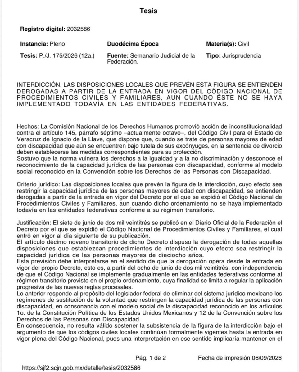 aida_aixa's tweet photo. ¿Se puede otorgar ante notario público una escritura de designación anticipada de apoyos en aquellas entidades en que el Código Civil local todavía no la contempla?

Sí. Considero jurídicamente sostenible documentar anticipadamente la elección de apoyos y las directrices para su actuación. La autonomía de la voluntad y la regulación de los contratos innominados aportan un fundamento adicional para instrumentar esa decisión.

En el Estado de México, el artículo 7.102 del Código Civil reconoce los contratos atípicos o innominados. Éstos se rigen por las reglas generales de los contratos, las estipulaciones de las partes y, para suplir sus omisiones, las disposiciones del contrato regulado con el que tengan mayor analogía.

En pocas palabras, el propio ordenamiento permite celebrar contratos cuyo contenido específico aún carece de una regulación particular, dentro de los límites de la ley.

Pensemos en una persona que desea prever quién le ayudará a comprender documentos o comunicar sus decisiones cuando requiera asistencia. Si la persona elegida acepta asumir esas obligaciones, podemos sostener un encuadre contractual para acordar los apoyos, sus alcances y las directrices que deberán observarse.

La elección corresponde a quien recibirá el apoyo; la aceptación de la persona designada permite integrar el consentimiento contractual. Si únicamente comparece quien hace la elección, la escritura documentará su voluntad de manera anticipada, quedando pendiente la aceptación para configurar ese acuerdo.

Este razonamiento debe adminicularse con el artículo 12 de la Convención sobre los Derechos de las Personas con Discapacidad, que reconoce la capacidad jurídica en igualdad de condiciones, el acceso a apoyos y las salvaguardias para respetar los derechos, la voluntad y las preferencias de la persona.

Además, el criterio de la Primera Sala de la SCJN, registro 2025657, reconoce la elección y designación de apoyos ante notario para facilitar la manifestación de voluntad.

La reciente jurisprudencia del Pleno, registro 2032586, complementa este marco: las disposiciones locales de interdicción que restringen la capacidad jurídica de las personas adultas con discapacidad se entienden derogadas desde el 8 de junio de 2023, independientemente de la implementación gradual del Código Nacional.

Conviene precisar el alcance de estos criterios en nuestra actuación. Los notarios no estamos facultados para ejercer control difuso de constitucionalidad o convencionalidad y dejar de aplicar, por decisión propia, una norma jurídica por considerarla contraria a la Constitución o a los tratados internacionales. Nuestra intervención debe desarrollarse dentro de las atribuciones que nos confiere la ley.

Por su parte, los particulares pueden otorgar ante nosotros contratos innominados cuyo objeto y estipulaciones sean lícitos, respeten el orden público y los derechos de terceros, y cumplan los requisitos de existencia, validez y forma aplicables. En esa libertad contractual se apoya el encuadre que aquí propongo.

También debemos recordar que la obligatoriedad de la jurisprudencia prevista en el artículo 217 de la Ley de Amparo se dirige a las autoridades jurisdiccionales, conforme a las reglas de competencia y jerarquía que establece dicho precepto. Los notarios, en el ejercicio de nuestra función fedataria, quedamos fuera de ese ámbito de obligatoriedad.

Sin embargo, las jurisprudencias constituyen referencias útiles para conocer la interpretación que realizan los órganos jurisdiccionales del Estado mexicano sobre la aplicación armónica de las normas que integran nuestro sistema jurídico. Su estudio contribuye a sustentar el razonamiento jurídico y a precisar el alcance de los instrumentos que autorizamos.

De esta lectura conjunta sostengo la posibilidad de formalizar la elección anticipada y, con la aceptación correspondiente, estructurar un contrato innominado de apoyos, atendiendo a la legislación de cada entidad.

La escritura deberá precisar las tareas de asistencia, las circunstancias para prestarla, las directrices, la modificación o terminación del acuerdo y las salvaguardias frente a conflictos de intereses e influencia indebida. Su alcance será facilitar las decisiones de la persona conforme a su voluntad y preferencias.

Por tanto, la previsión puede comenzar hoy: elegir a nuestros apoyos, acordar cómo actuarán y dejar documentadas las instrucciones que deseamos que respeten.