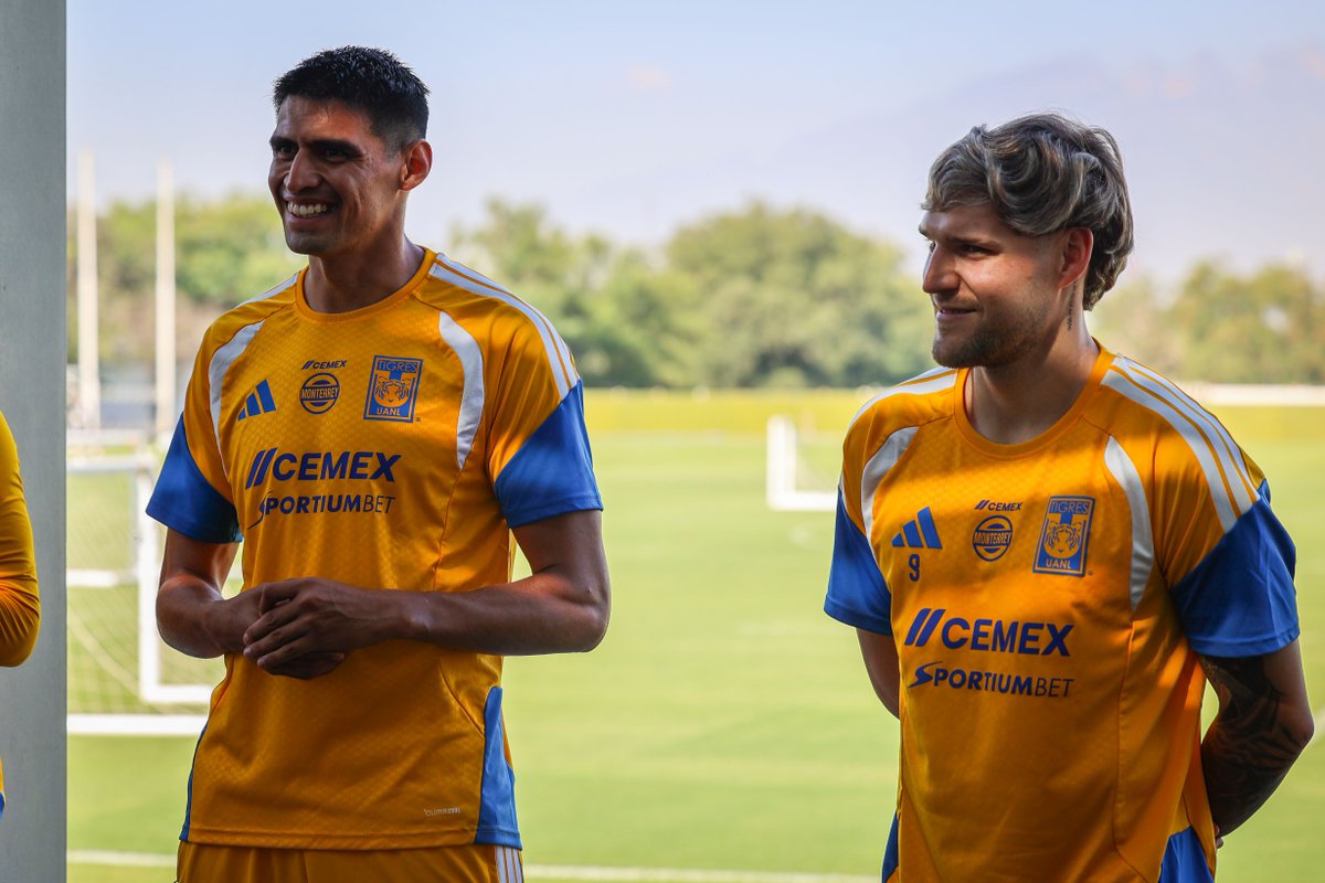 TigresOficial's tweet photo. 😀🤝 ¡La alegría del primer día con estos colores! 💛 ¡Bienvenidos, Emiliano y Guillermo, a esta gran familia! https://t.co/gAZSDa2Yoq