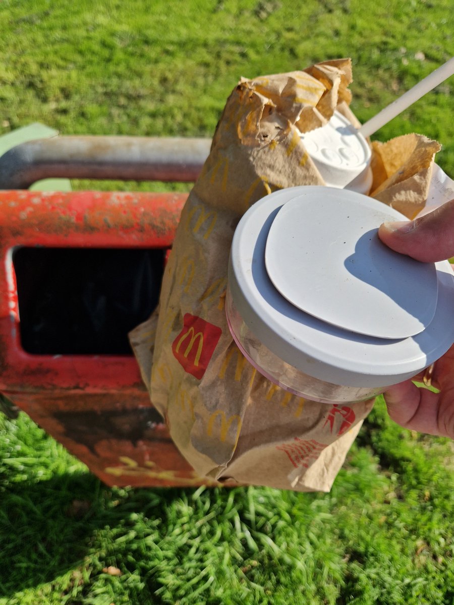 EBS023's tweet photo. Even naar het dorp voor een boodschap...
Gelukkig is de gemeente weer geweest, kan ik mooi weer opnieuw beginnen👍🏻
#Supportervanschoon #TrashWalking #zwerfie #Poortugaal #Albrandswaard https://t.co/pEHIGXK3ne