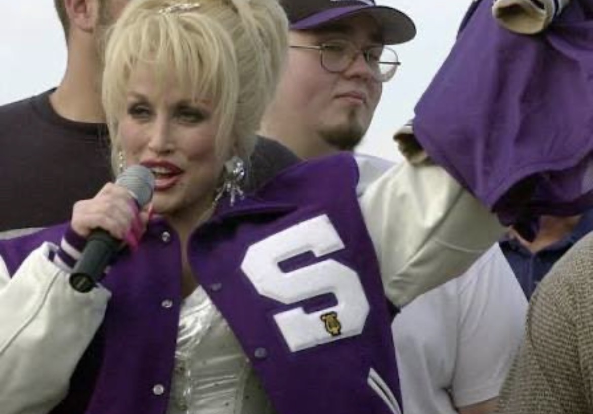 ByNoahTaylor's tweet photo. Dolly Parton climbed a Greyhound bus bound for Nashville one day after graduating from Sevier County High School in 1964. 

She never forgot her school. It hasn't forgotten her, either. 

On @SmokyBearFball's tribute to "a great, great human being."

STORY https://t.co/veEFdPQ3JH https://t.co/6RzQwW3q5v