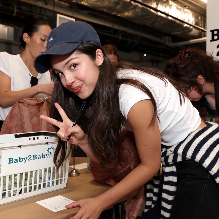 RodrigoTimes's tweet photo. Olivia Rodrigo volunteered with Baby2Baby in New York, packing essential supplies for new mothers and their babies and backpacks for students in need. https://t.co/CNzwZfOMbW