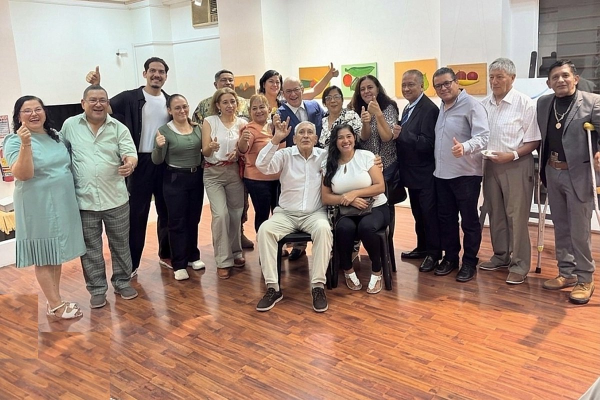 uartesec's tweet photo. El acto lo presidieron las autoridades y representantes tanto de la institución cultural como la militar y de la Universidad de las Artes, así como los familiares y amigos de los expositores, emocionados por ver en una sala expositiva trabajos que fueron desarrollando durante el curso, enmarcado en el proyecto de vinculación con la sociedad “JEP, Juegos de la Expresión desde la Plástica” que nació en la Escuela de Artes Visuales, propuesto por Joaquín Serrano, su director.

Revisa la noticia completa aquí: https://t.co/0B8hLGO4lH