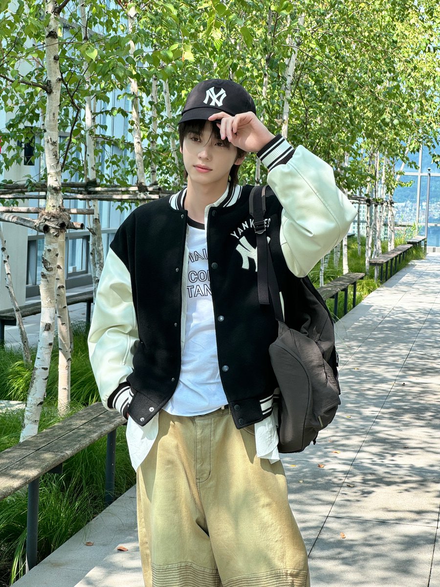 TWS_FRANCE's tweet photo. 「 10.09.26 - INSTAGRAM 」
Post de #SHINYU :
› "#.Pub Tu es là ? Je t'attendais"
#MBLKOREA #MBLCREW #MBLVarsityJacked"
#신유 #TWS #투어스 #247WithUs @TWS_PLEDIS https://t.co/NfCezkHFJg