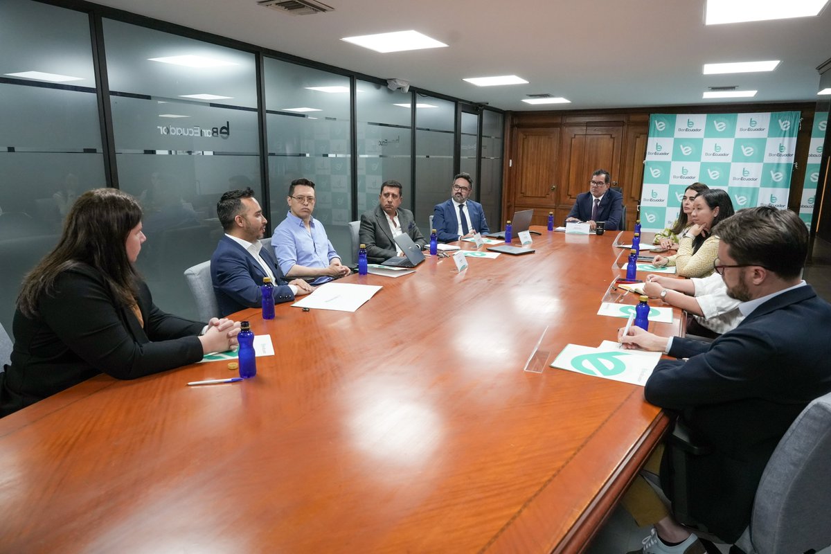 BanEcuadorBP's tweet photo. #BanEcuadorTeInforma | @eduardopenah, presidente del Directorio, mantuvo reunión de trabajo con representantes de @Google y @PNUDEcuador para conocer los avances del proyecto de modernización del Core Bancario.

✅Creamos una banca pública más ágil, eficiente e innovadora. https://t.co/X2TAMWvipT