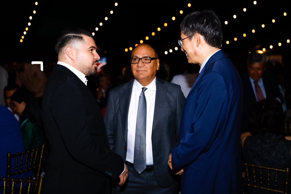 TejidoSocialSv's tweet photo. Celebramos estos lazos de amistad y hermandad entre México y El Salvador, convencidos de que una región que comparte conocimiento, experiencias y oportunidades también construye un mejor futuro. 🤝

#TejidoSocial | #ElSalvador https://t.co/DmHfTIyBZw