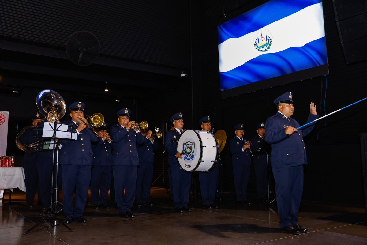 TejidoSocialSv's tweet photo. Celebramos estos lazos de amistad y hermandad entre México y El Salvador, convencidos de que una región que comparte conocimiento, experiencias y oportunidades también construye un mejor futuro. 🤝

#TejidoSocial | #ElSalvador https://t.co/DmHfTIyBZw