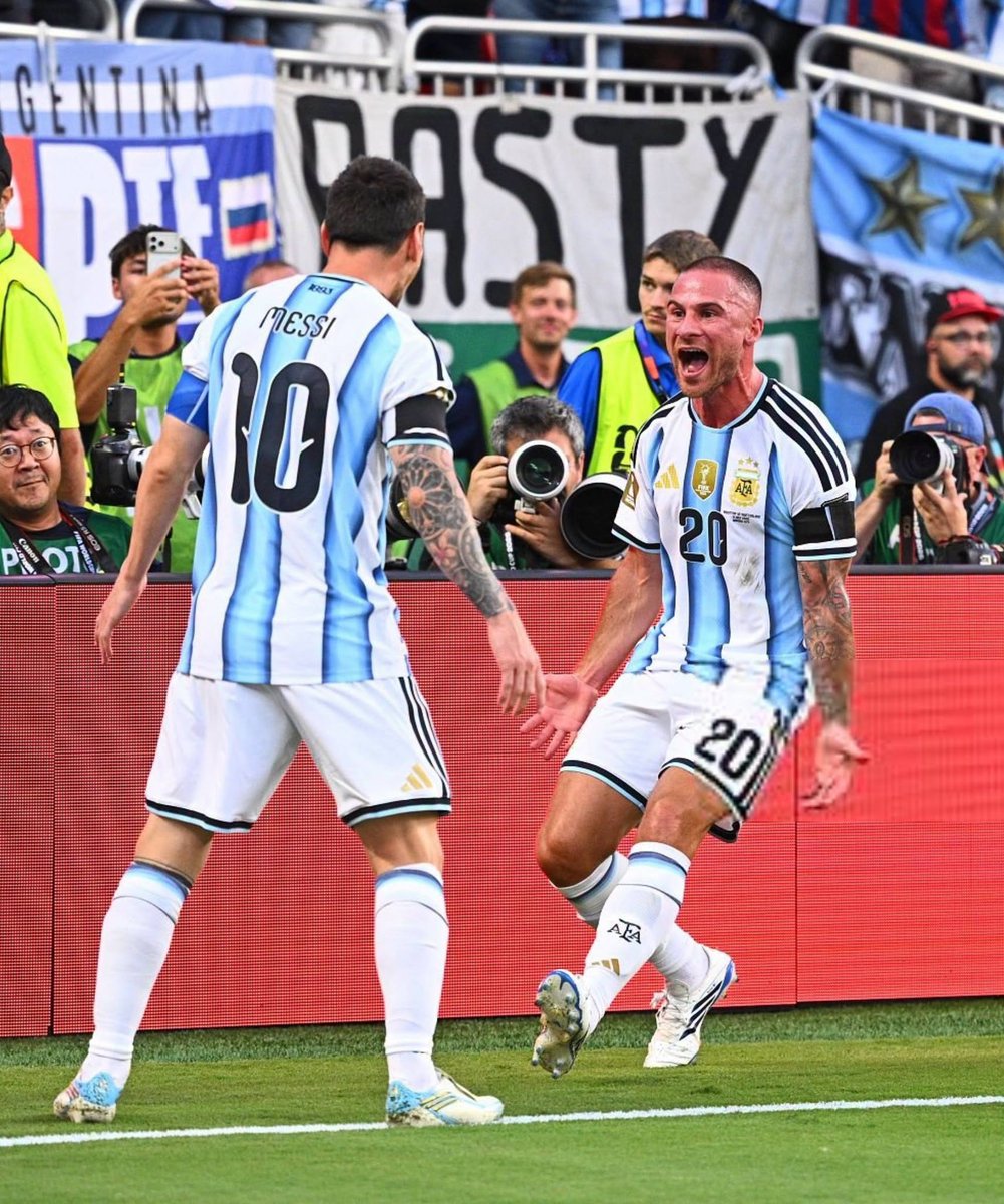 messi10_rey's tweet photo. Alexis Mac Allister🇦🇷(Liverpool)🗣️: Sinceramente si lo puede ganar (Balón de oro), yo siempre lo dije que Leo es el mejor jugador de la historia, y cada vez que este ahí va a tener una chance de ganar, ojalá que así sea, si bien también hay grandisimos jugadores de muchísimo talento, y lo importante es que lo gane el mejor, y en mi caso si vos me preguntás mi votación sería por Leo obviamente.