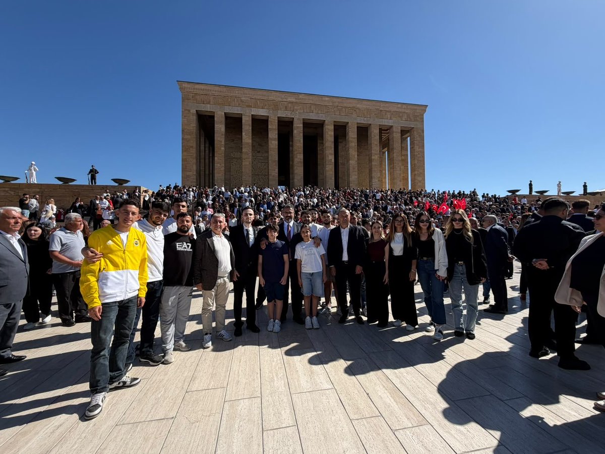 gorkemfiratchp's tweet photo. Cumhuriyet Halk Partimizin 103. Kuruluş Yıl dönümünü, önce Anıtkabir’de Gazi Mustafa Kemal Atatürk’ün huzurunda, ardından Genel Merkezimizde yol arkadaşlarımızla birlikte büyük bir gurur ve coşkuyla kutladık. 🇹🇷
Geçmişimizden aldığımız güç, geleceğe olan umudumuzla…

103 yıldır Cumhuriyet, 103 yıldır mücadele, 103 yıldır Cumhuriyet Halk Partisi.

Nice yıllara CHP! ❤️🇹🇷

#CHP103Yaşında #CHP #CumhuriyetHalkPartisi #Atatürk #Anıtkabir #Cumhuriyet