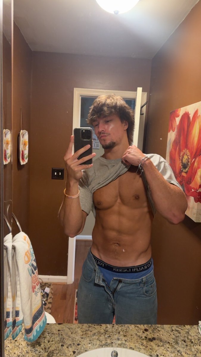 Lukeylifts2's tweet photo. Ab check before work 
#abs https://t.co/u67gsJDLwS
