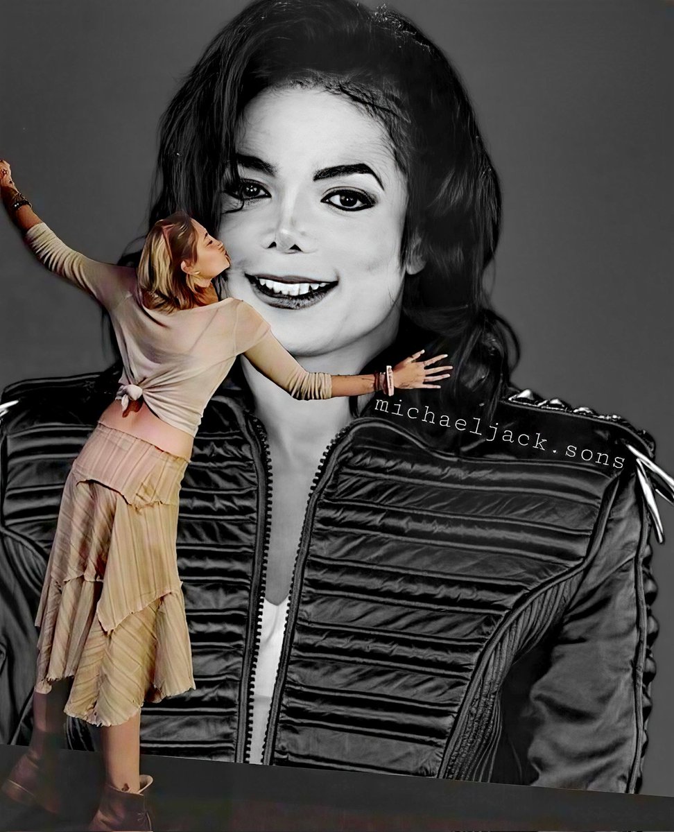 Majellachi8g's tweet photo. Paris Jackson kisses a picture of her father the global superstar Michael Jackson♥️🌹 https://t.co/gGJ1c7GC8q