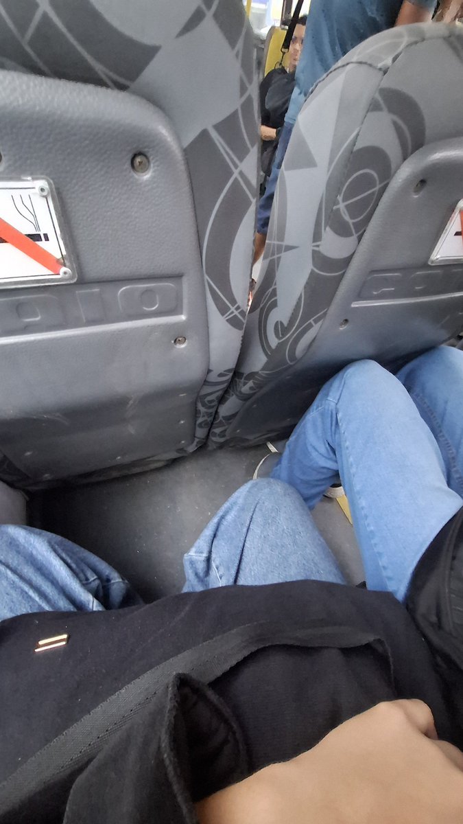M_ccela's tweet photo. atos de microfeminismo: forçar homens a fechar a perna no ônibus https://t.co/WhLgsZesrB