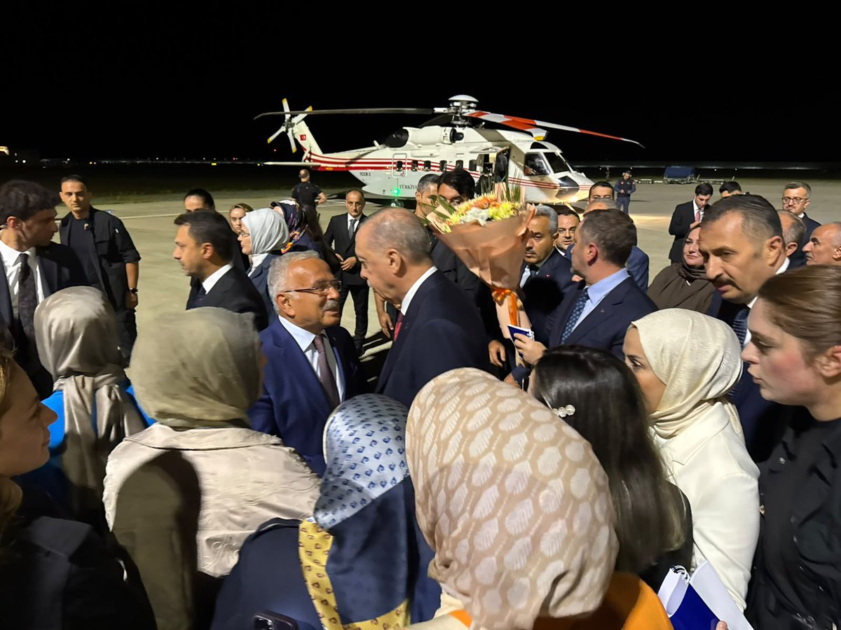 mhilmiguler's tweet photo. Rize’de Sayın Cumhurbaşkanımız Recep Tayyip Erdoğan’ı karşıladık. 

Yılların yol arkadaşlığı…
Aynı dava, aynı istikamet, aynı muhabbet…

Kısa sohbetimizde kendilerine Ordu’muzun ve kıymetli hemşehrilerimizin selamlarını ilettik. Sayın Cumhurbaşkanımızın da tüm Ordulu hemşehrilerimize gönülden selamlarını aldık.

Bizim yol arkadaşlığımızın temelinde millete hizmet, Türkiye sevdası ve güçlü bir gönül bağı var.

Karadeniz’in iki güzel şehri Rize’den Ordu’ya gönül dolusu selam olsun.

Hoş geldiniz Sayın Cumhurbaşkanım.