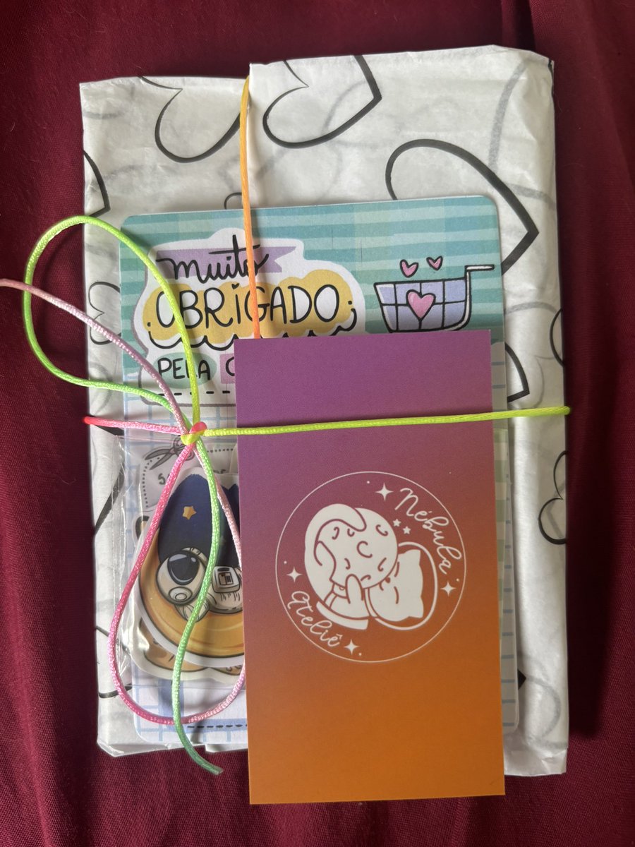 bottomstater's tweet photo. tô apaixonada pelo cdzinho nfc de the failures que eu encomendei com a @nebulatelie! preço super em conta, cdzinho muito bem feito, material perfeito, e ainda veio com brindes 🥰 muito bem embaladinho e até com perfume. melhor compra do ano!!! https://t.co/RPKCKRtbEQ