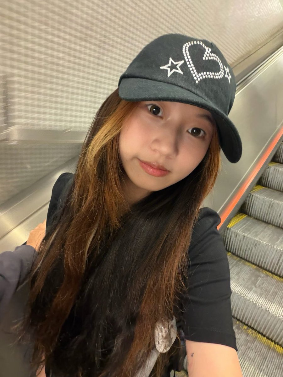 yyTuT51's tweet photo. 翻到旧照了。感觉以前好萌。#wlw  #ovo https://t.co/MC03I2j8xe