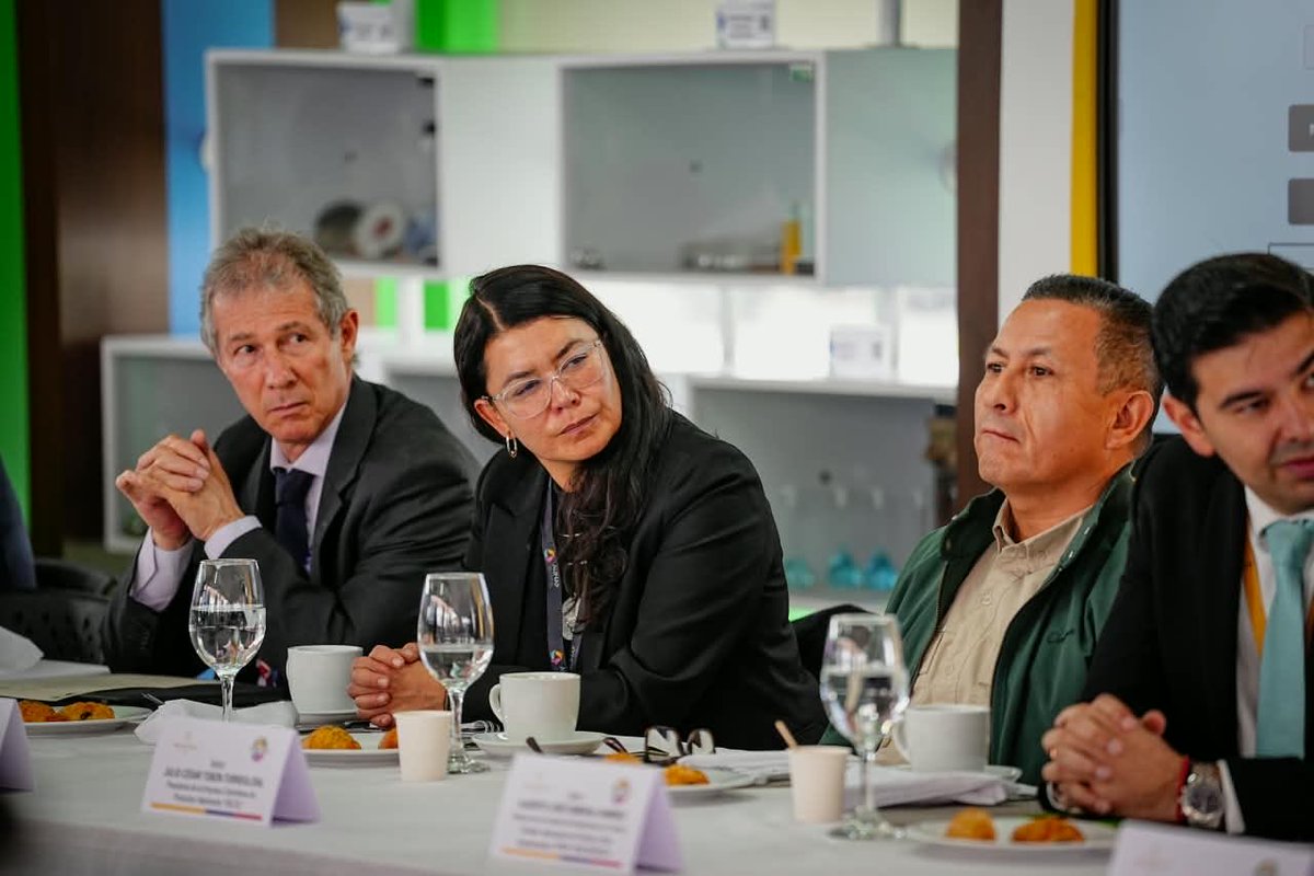 AUNAPColombia's tweet photo. 🤝 El ministro de Agricultura, Indalecio Dangond, instaló la sesión y destacó la importancia del trabajo articulado para atender las diferentes emergencias y situaciones que enfrenta Colombia, mientras se avanza en los frentes de acción del sector agropecuario. #CONSA https://t.co/wU2O1tykQq