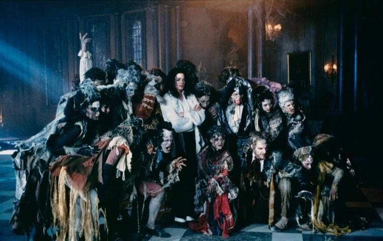 moondustedd_'s tweet photo. when michael and the crew got together to take this pic https://t.co/iUdhe7maCi