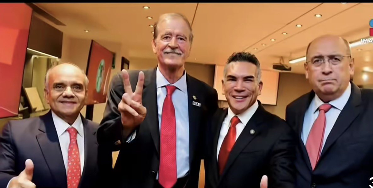 RaulVera63's tweet photo. La regó @VicenteFoxQue  Fox, ¡como se le ocurre ir al @PRI! hubiera ido a @MORENA, ahí  ya sería gobernador como su secretario @AlfonsoDurazo  o Senador como su amigo @Javier_Corral , de perdida Diputado como lo fue @ManuelEspino ManuelEspino o director del IMSS como lo fue Germán Martínez…En MORENA adoran a los panistas, y que decir de los priistas