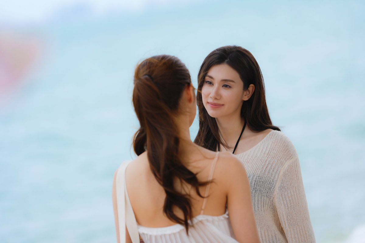 LenaMiu_CH3's tweet photo. ตอนแรกคืนนี้ ❤️‍🔥#.PlsLoveรักได้ไหมEP1 

ภีม นักธุรกิจสาว ได้หลบหนีความวุ่นวายไปพักผ่อนที่พัทยา และที่นั่นเธอได้พบกับ ป่าน ผู้หญิงที่ทำให้เธอประทับใจตั้งแต่แรกเห็น ทั้งคู่ใช้เวลาดี ๆ ร่วมกันตลอด 2 วันที่พัทยา ก่อนทั้งคู่แยกจากกันโดยไม่รู้ตัวตนที่แท้จริงของอีกฝ่าย 

ต่อมา ภีมได้รับภารกิจสำคัญทางธุรกิจ และต้องตกใจเมื่อพบว่าป่านคือ “นางฟ้าแห่ง Paradise” ผู้หญิงที่ “ทรงศักดิ์” ลูกค้าคนสำคัญต้องการ ความเข้าใจผิดทำให้ภีมเชื่อว่าตัวเองถูกหลอก และตัดสินใจเดินเกมเอาคืน

#PlsLoveรักได้ไหม 
ทุกวันศุกร์  | เวลา 20:30 น.
ดูทีวีกด 33 ดูออนไลน์ที่ 3Plus
ย้อนหลัง 22.00น. | 3Plus Premium,  iQIYI
#LenaMiu #ลีน่าหมิว