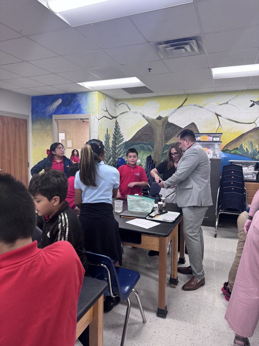 WMAndersonES's tweet photo. Our 5th Junior Racers engaged in a lab on Classifying mixtures today during their Science block. https://t.co/PNFzpJG8iG