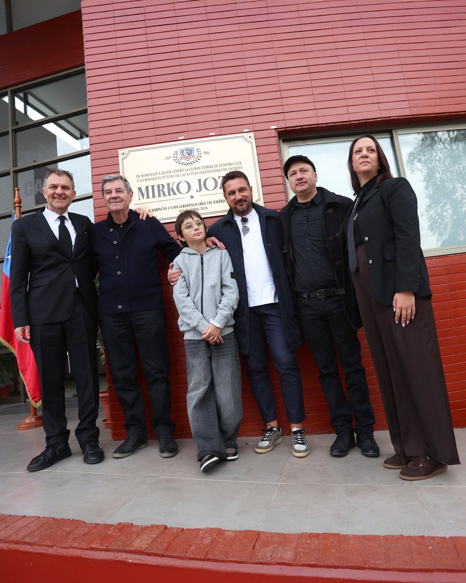 ColoColo's tweet photo. Casa Alba Mirko Jozic 🏠🤍🖤 

Hoy vivimos el renombramiento de la Casa Alba Mirko Jozic, en una jornada llena de emoción y memoria alba 🤟🏻

La actividad fue liderada por nuestro presidente Aníbal Mosa y contó con la presencia de exjugadores del plantel campeón de 1991 y actuales jugadores de nuestro Fútbol Joven.

Un encuentro entre generaciones que mantienen viva la historia del Cacique 🏆🤍🖤