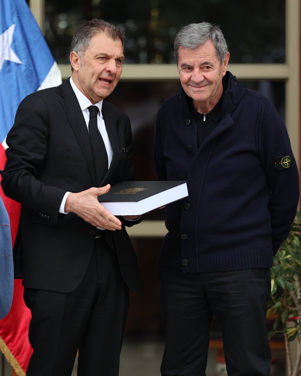 ColoColo's tweet photo. Casa Alba Mirko Jozic 🏠🤍🖤 

Hoy vivimos el renombramiento de la Casa Alba Mirko Jozic, en una jornada llena de emoción y memoria alba 🤟🏻

La actividad fue liderada por nuestro presidente Aníbal Mosa y contó con la presencia de exjugadores del plantel campeón de 1991 y actuales jugadores de nuestro Fútbol Joven.

Un encuentro entre generaciones que mantienen viva la historia del Cacique 🏆🤍🖤