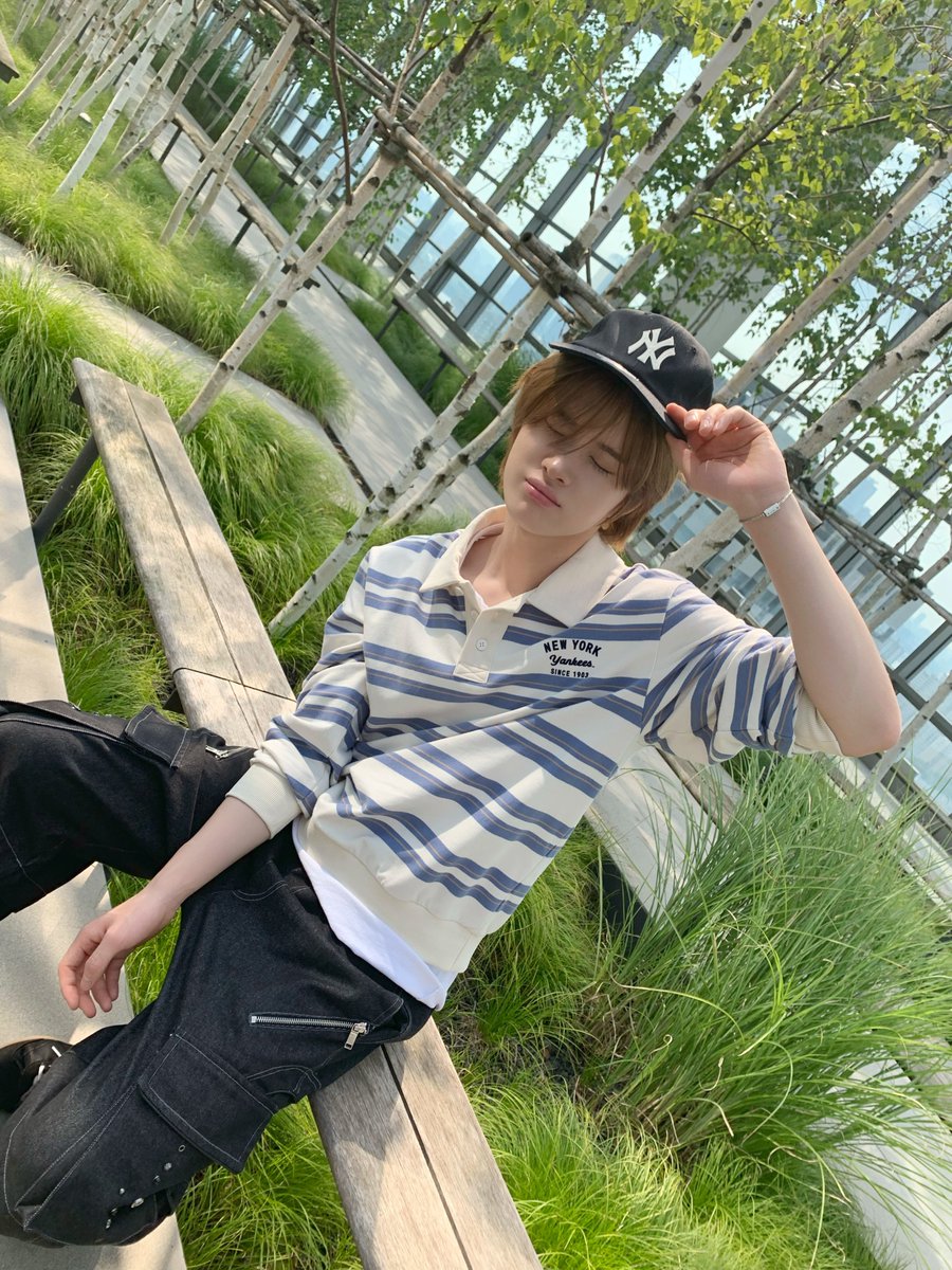TWS_FRANCE's tweet photo. 「 10.09.26 - INSTAGRAM 」
Post de #KYUNGMIN :
› "#.Pub Tu es là ? Je t'attendais"
#MBLKOREA #MBLCREW #MBLVarsityJacked"
#경민 #TWS #투어스 #247WithUs @TWS_PLEDIS https://t.co/AKeNbJSmfG