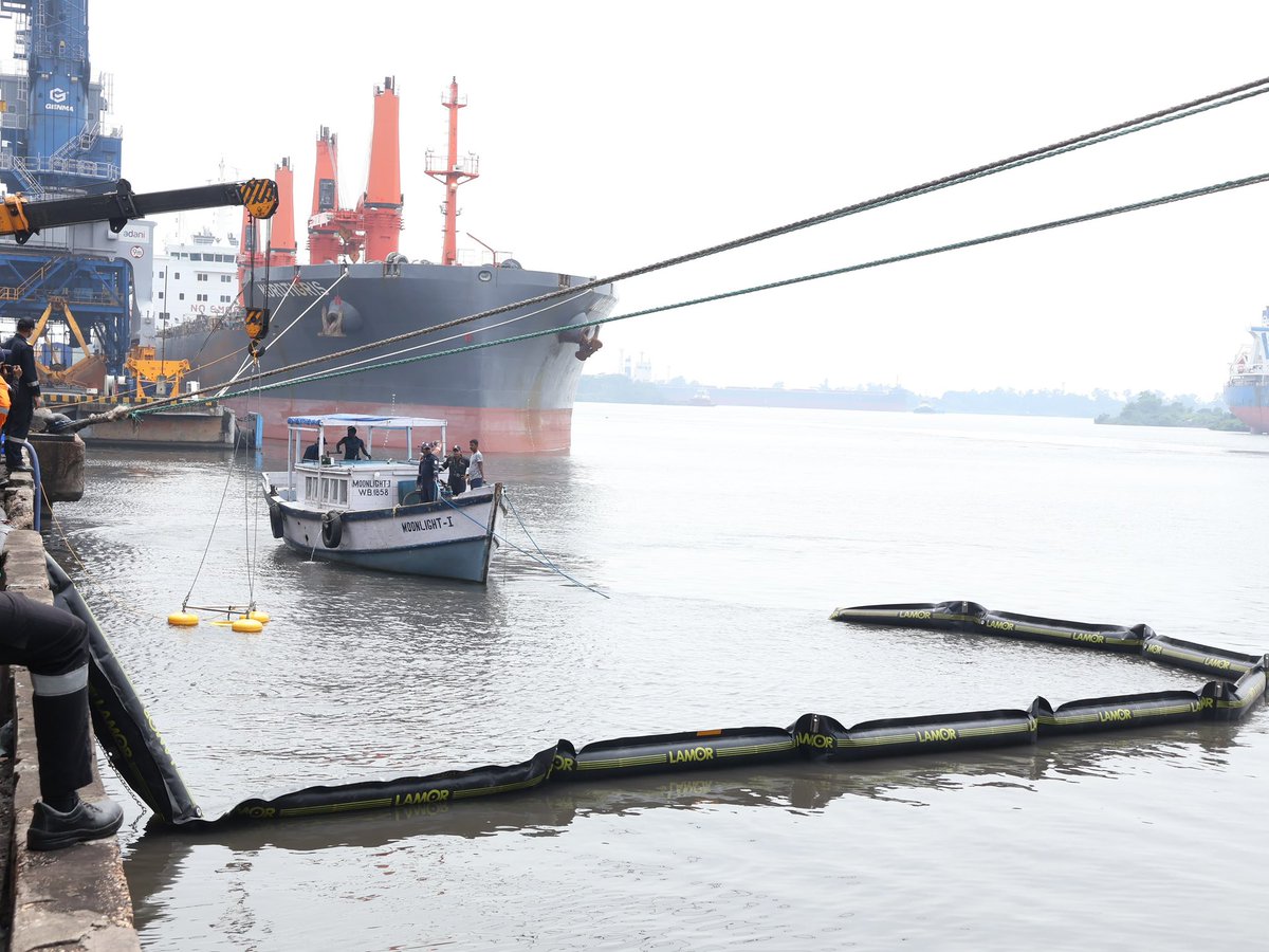 ProDefKolkata's tweet photo. @IndiaCoastGuard District HQ (WB), with stakeholders, conducted a two-day Pollution Response Exercise to validate SOPs, strengthen inter-agency coordination and enhance preparedness against potential pollution threats in West Bengal, reinforcing collective response capabilities. https://t.co/1CCRgDSpKw