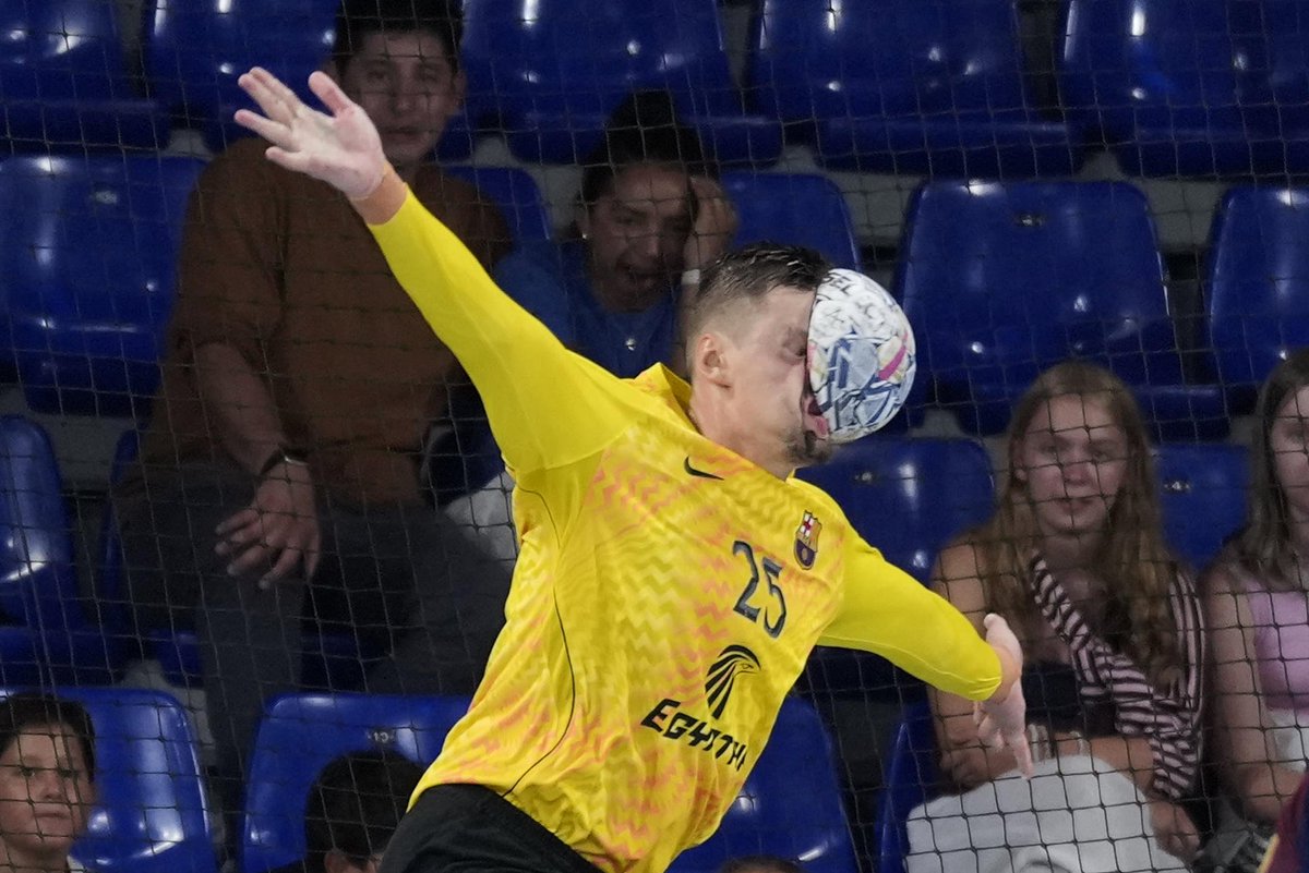 AsierOiarbide's tweet photo. ¿Todavía alguien se pregunta por qué los porteros de balonmano están un poco locos? 😬🙈

📷 Alejandro García https://t.co/aIOGmJDFJe