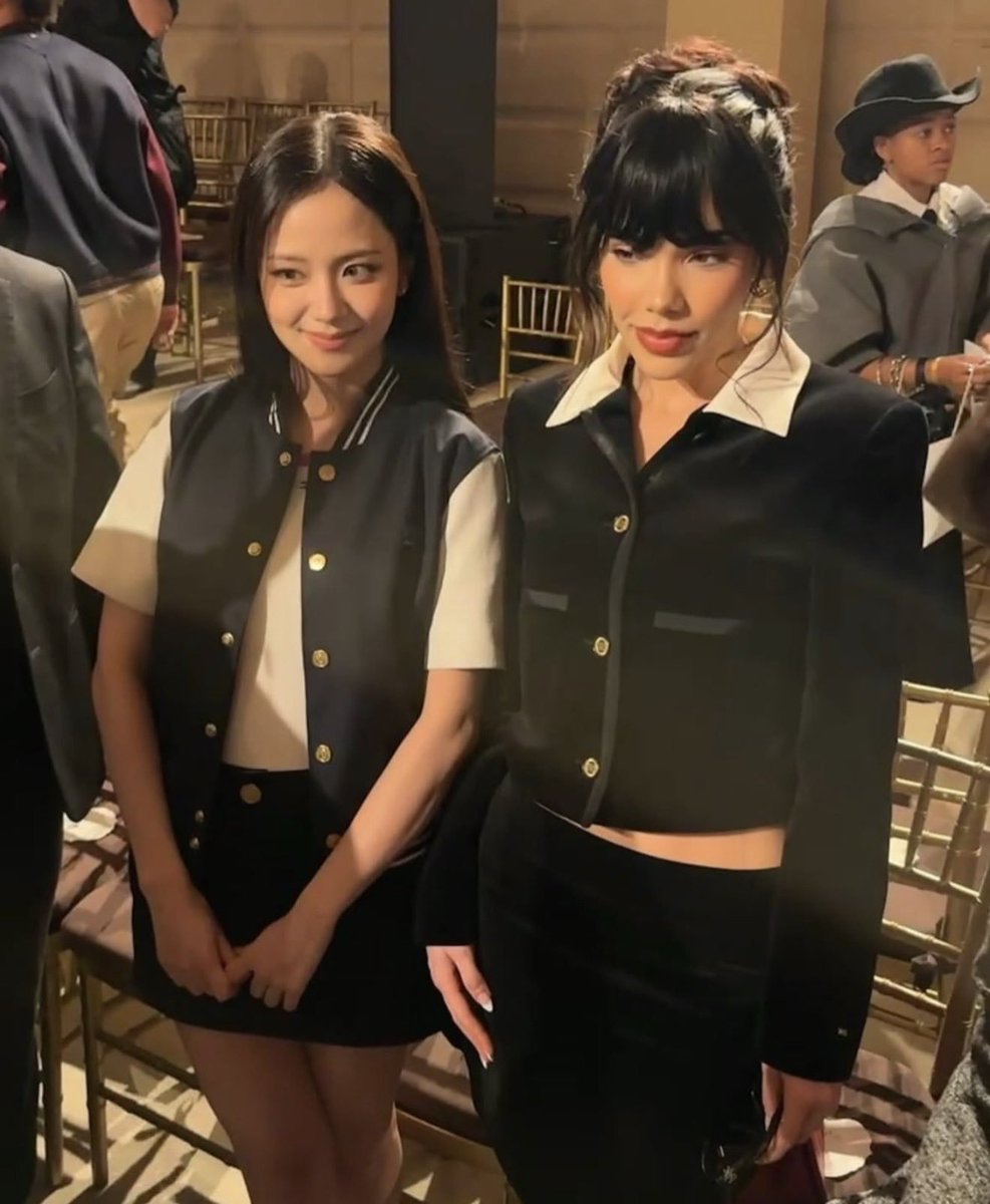 PortalJisoo_'s tweet photo. JISOO com a cantora mexicana Kenia Os durante o desfile da Tommy Hilfiger. 

JISOO AT TOMMY SHOW 
#JISOOxTommyHilfigerNYFW https://t.co/UTJkOSs8vp