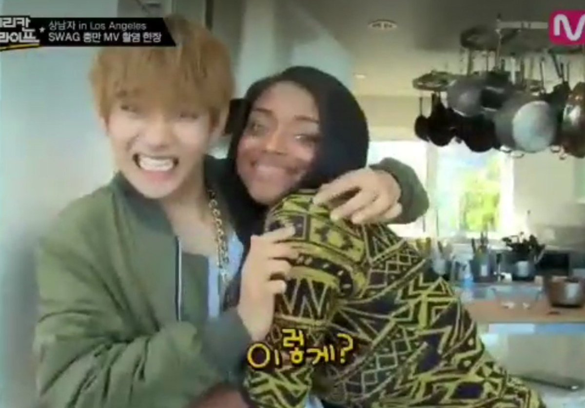 yisunea's tweet photo. @blwedd @koottina @bunnijkoo nunca le acerques a una mujer negra a a taehyung https://t.co/TZinBm8snA
