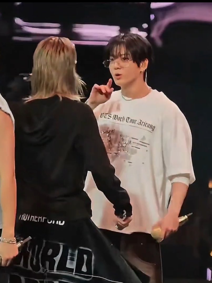 kmgoogiemimi_'s tweet photo. the eye contact https://t.co/WWdTZiLkE0