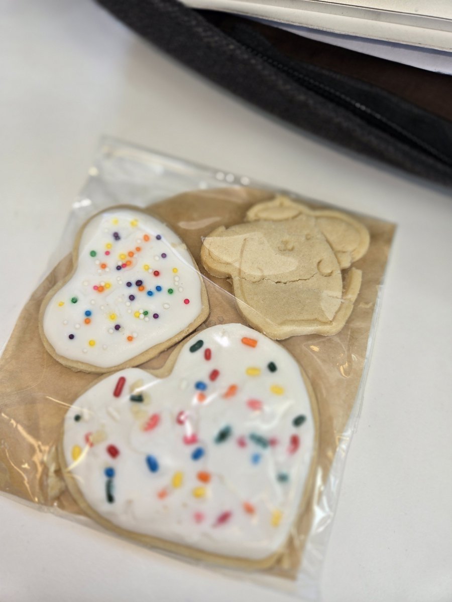 AjtheAj98's tweet photo. my friend was selling cookies so I bought them to #showsupport ✌️🗣 https://t.co/7pcVpdP9tF