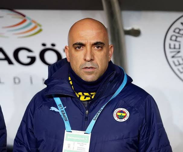17satir's tweet photo. Fenerbahçe'nin pazartesi günü Gaziantep ile yapacağı maçın hazırlıklarını Zeki Murat Göle ve Dirk Kuyt yürütecek. https://t.co/ZvXPgEQLj9