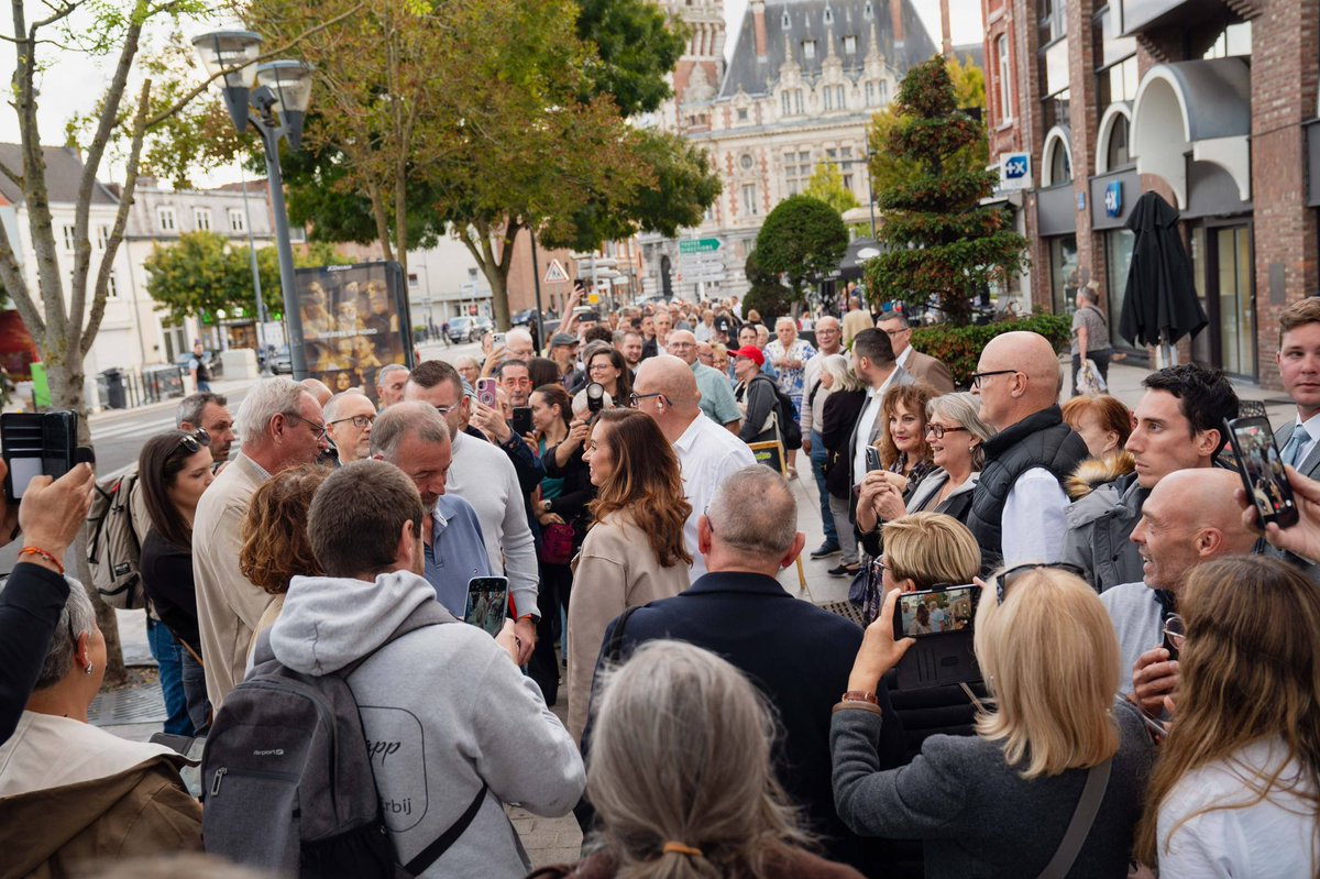 knafo_sarah's tweet photo. Bien arrivée dans le Nord ! Vous êtes près de 1 000 à venir faire dédicacer Le Casse du siècle à Tourcoing. Merci !

Ici, on connaît la valeur du travail, de l’effort et du mérite. L’enquête est à votre service. https://t.co/5crnz9QjSc