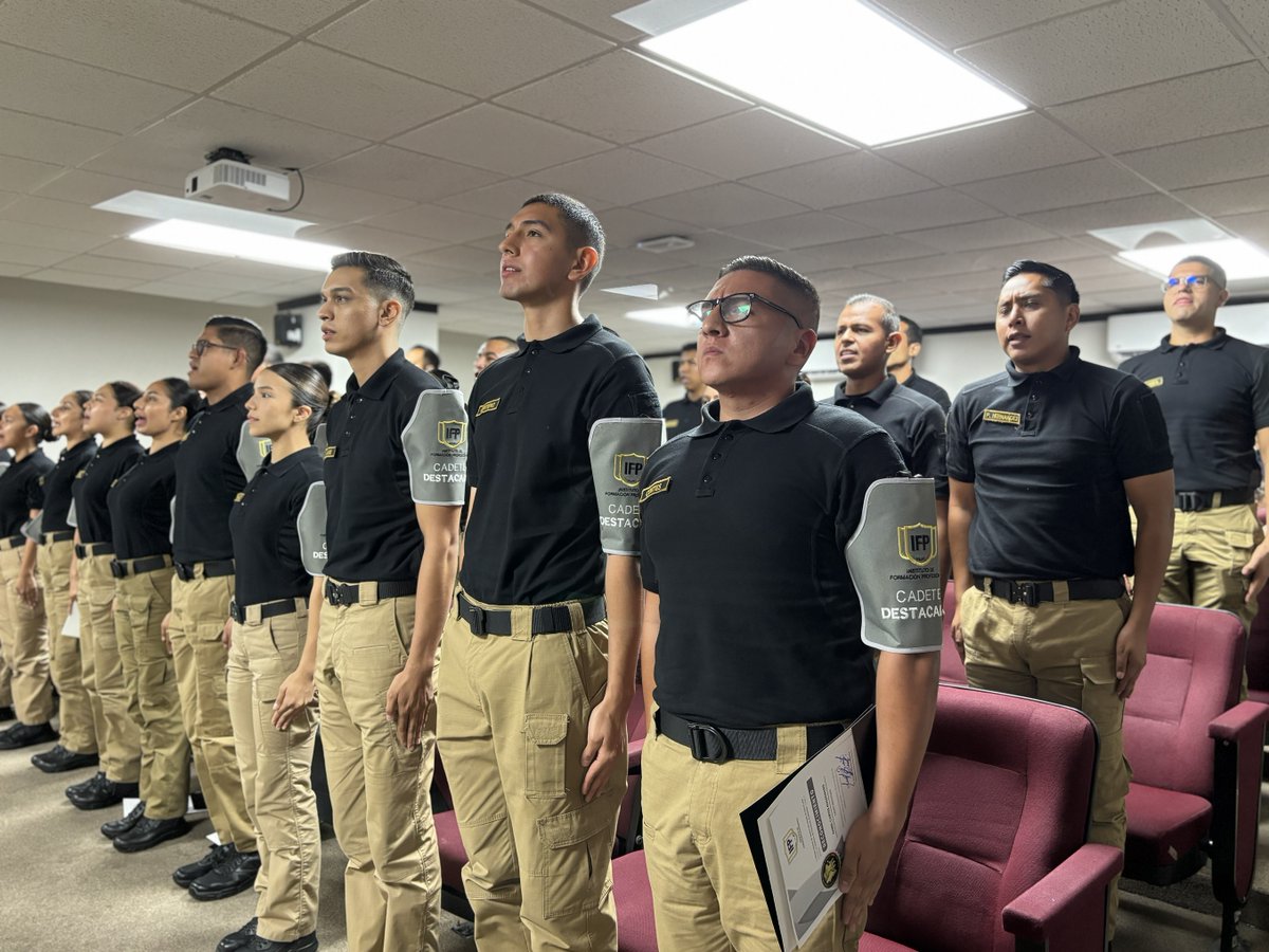 FiscaliaNL's tweet photo. 🎖️ ¡Honor a quien honor merece!

Celebrando el esfuerzo y la excelencia, 18 cadetes de la Generación 59 recibieron la Condecoración de Brazalete Gris por su destacado desempeño en el Curso de Formación Inicial de Policía de Investigación. 🩶

Gracias a las autoridades e instructores del IFP y a las familias que acompañaron este gran momento. ¡Sigan sumando éxitos! 👏✨

📸 Galeria de fotos. 👇
https://t.co/hDeekWaFEN