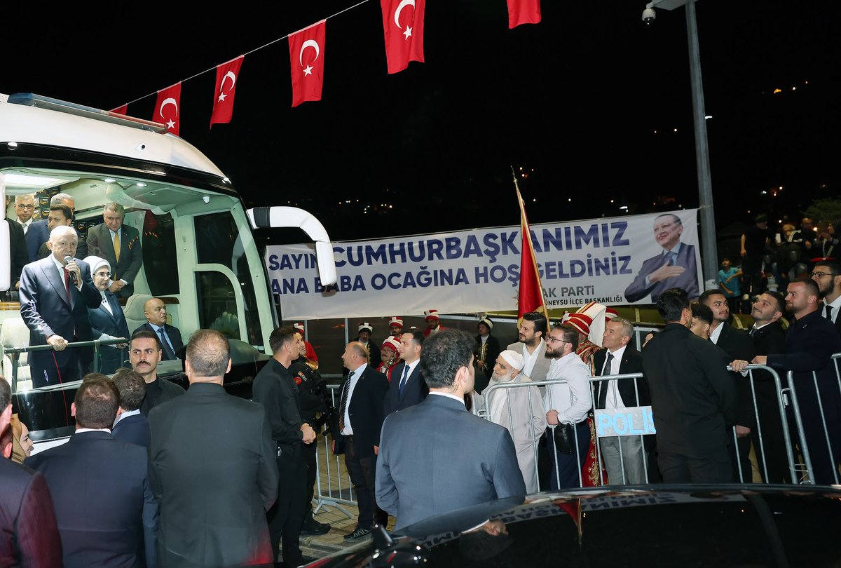Akparti's tweet photo. Cumhurbaşkanımız Sayın Recep Tayyip Erdoğan, çeşitli programlara katılmak üzere geldiği memleketi Rize'nin Güneysu ilçesinde vatandaşlara hitap etti. https://t.co/JBUH7iEtqH