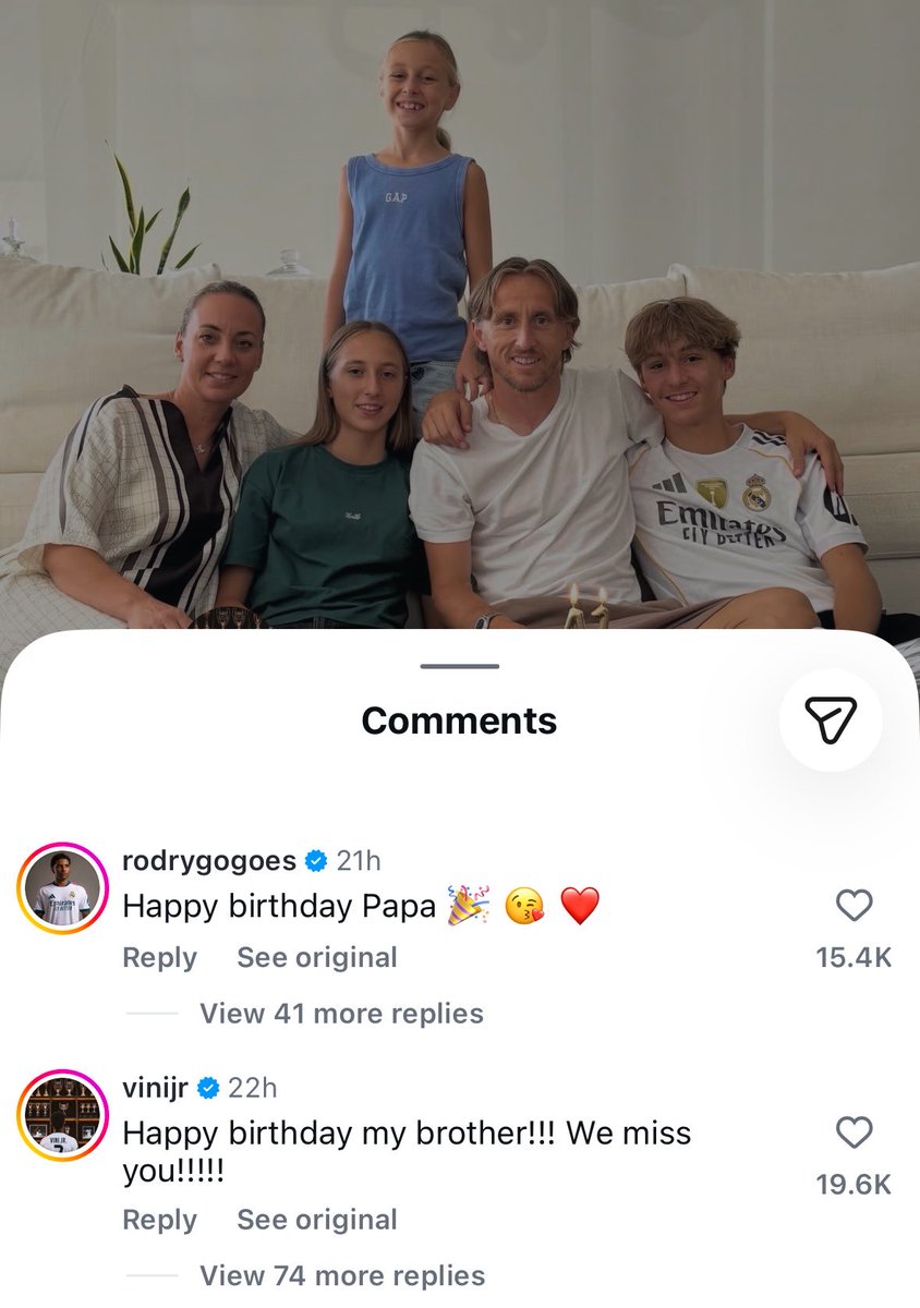 theMadridZone's tweet photo. Rodrygo and Vini Jr. to Luka Modrić ❤️🥺 https://t.co/fkFIkyF60V