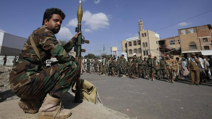ZuritaCarpio's tweet photo. 🚨 Rebeldes hutíes toman el puerto de Mocha en Yemen.
Las fuerzas respaldadas por Irán continúan su ofensiva territorial, generando preocupación mundial por el control de rutas comerciales críticas.

Han capturado la estratégica ciudad portuaria de Mocha. Se dirigen hacia el sur con el objetivo de controlar el Estrecho de Bab al-Mandeb. Esta vía marítima es considerada un cuello de botella vital para el flujo del comercio internacional.