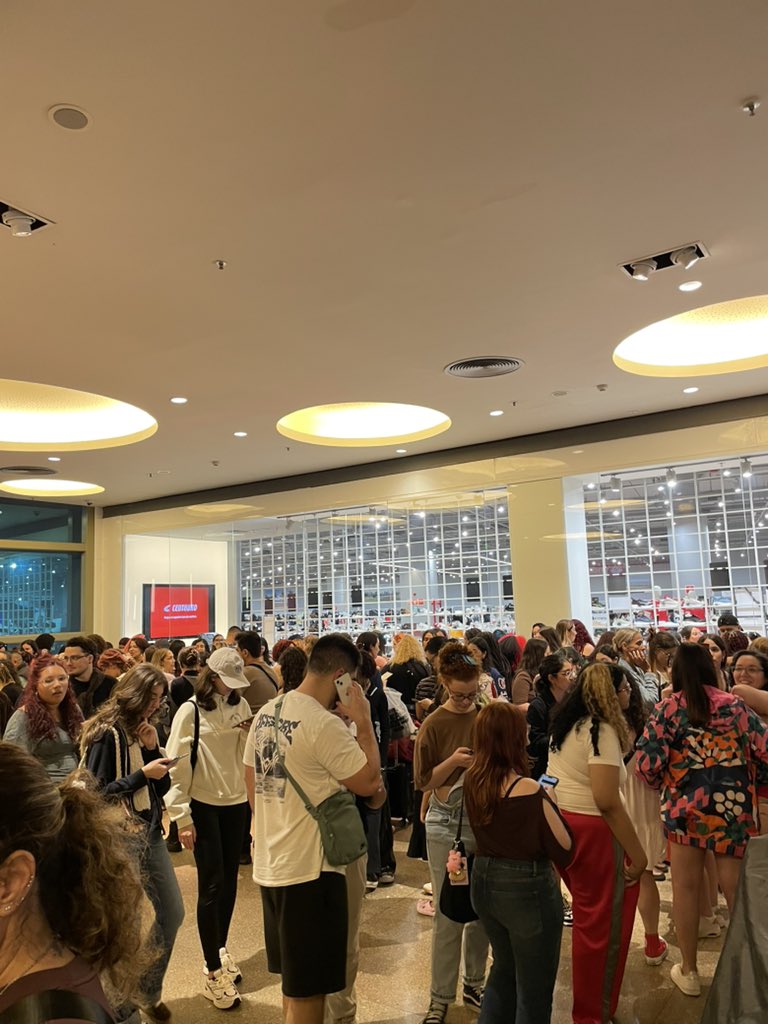lesbiatiny's tweet photo. só se fala em outra coisa aqui na pop up do skz https://t.co/HFyG9aCS1K