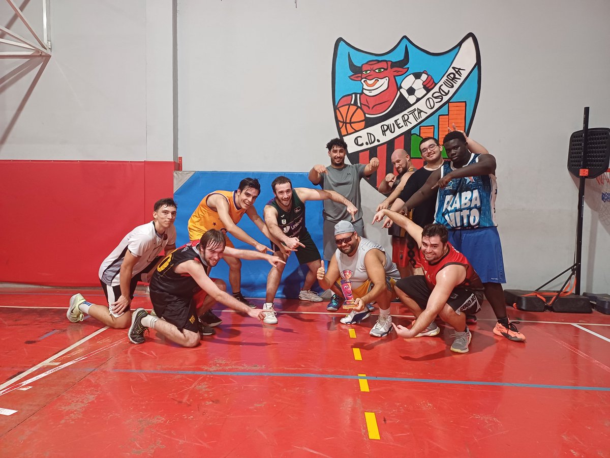 dasaliz's tweet photo. Un Equipo unido 🫂 chavales ilusionados y con ganas de entrenar, aprender y evolucionar ⛹️‍♂️💪hoy, además, con motivos para celebrar 🥳 por la entrega del Premio "Marea Roja" a Giancarlo 🧢 🕶🏆Hablamos, claro está, del Senior Negro @CDJPuertaOscura 🖤
#TodoAlNegro 
#SiempreJuntos https://t.co/vN4f3MQTq1