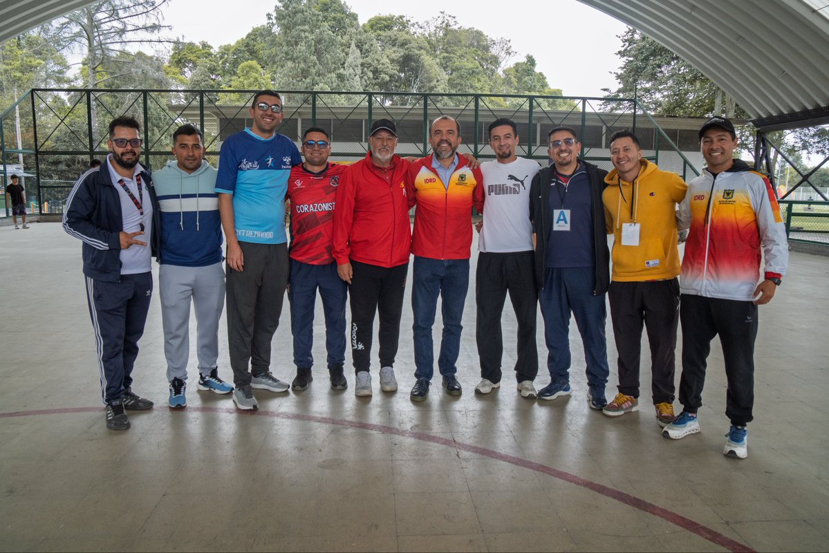 danielgarciacg's tweet photo. Vivimos las finales de las fases locales de #Intercolegiados en balonmano, realizadas en el Parque Recreodeportivo El Salitre, con la participación de más de 30 equipos en las categorías prejuvenil y juvenil, en las ramas masculina y femenina.
Además, 6 colegios de nuestro programa de Jornada Escolar Complementaria hicieron parte de esta jornada.
Desde el @IDRD impulsamos el deporte escolar para que niños, niñas y adolescentes encuentren desde edades tempranas espacios de formación, acompañamiento integral y oportunidades para desarrollar todo su potencial.