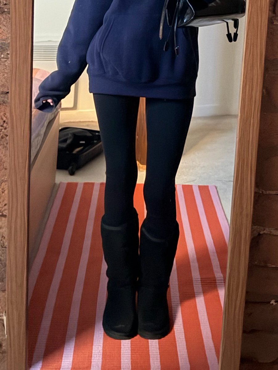 petalpaved's tweet photo. edtwt BC / bmi 16

my legs will never be small i hate having an hour glass figure https://t.co/v5YsTS3XtU