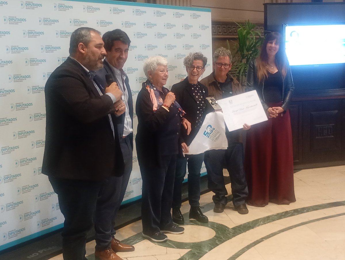 CONenlaUCR's tweet photo. Emotivo homenaje al abogado y periodista Sergio el "Ruso" Karakachoff en @DiputadosBA con la entrega de distinción "Azucena Villaflor" a la viuda y a las hijas del militante radical asesinado por la dictadura militar. (Sigue) https://t.co/f1opN6pzvI
