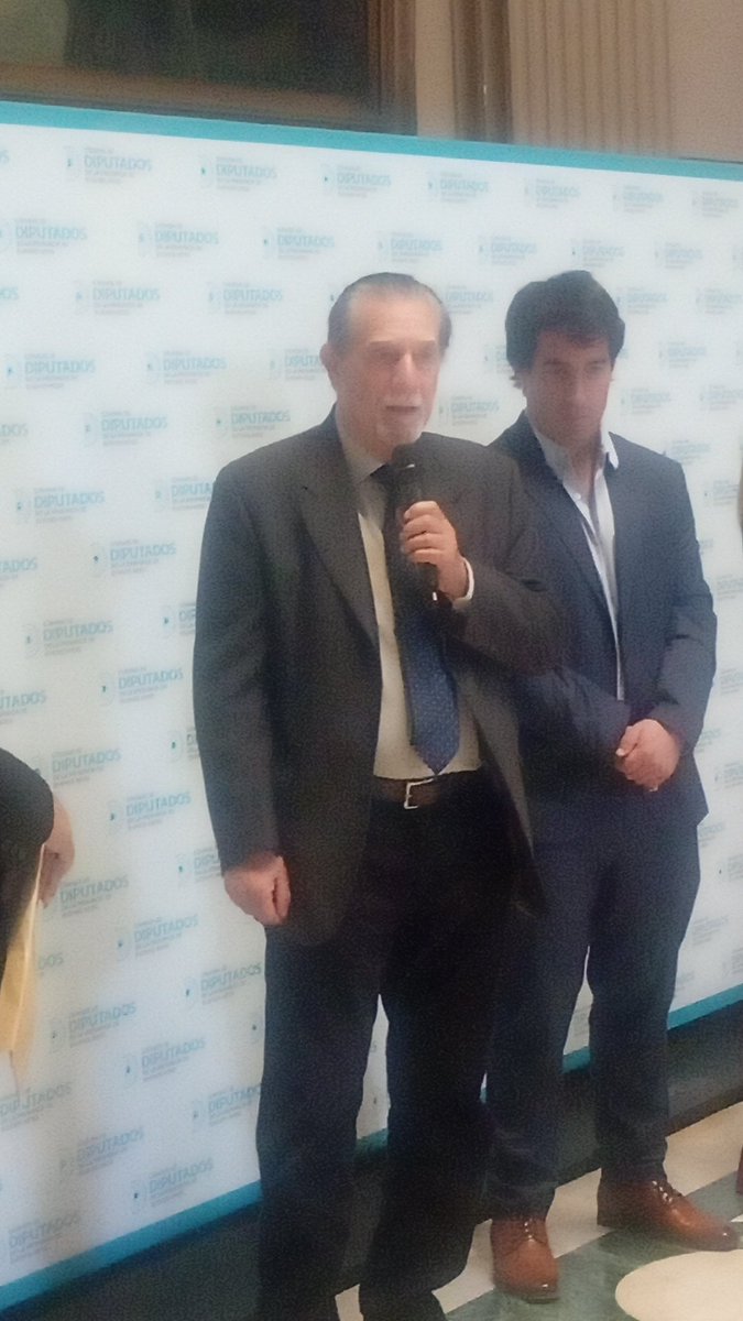 CONenlaUCR's tweet photo. Emotivo homenaje al abogado y periodista Sergio el "Ruso" Karakachoff en @DiputadosBA con la entrega de distinción "Azucena Villaflor" a la viuda y a las hijas del militante radical asesinado por la dictadura militar. (Sigue) https://t.co/f1opN6pzvI