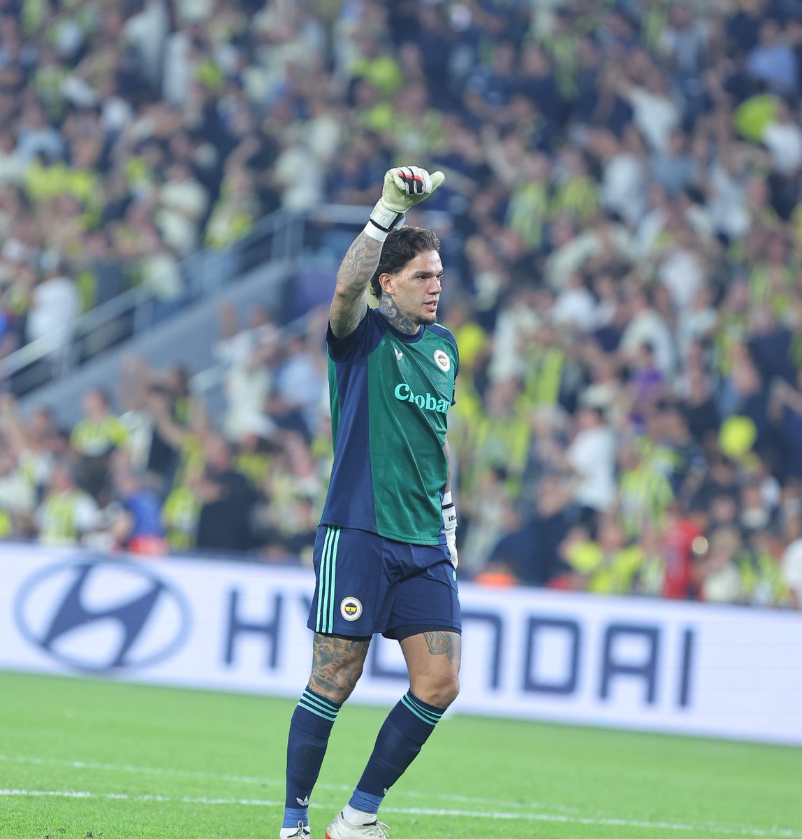FenerKulubu's tweet photo. 📸 Ederson #UCL #FBvROM https://t.co/I4wvZUmHiG