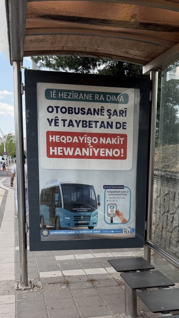 gulhatunmedyaI's tweet photo. Diyarbakır'da belediye hizmet ve duyurularının çoğu iki dilli değil sadece kürtçe.

Siz eşitlik değil, Türkçeyi yok saymak istiyorsunuz. https://t.co/jMnkdVSMoN