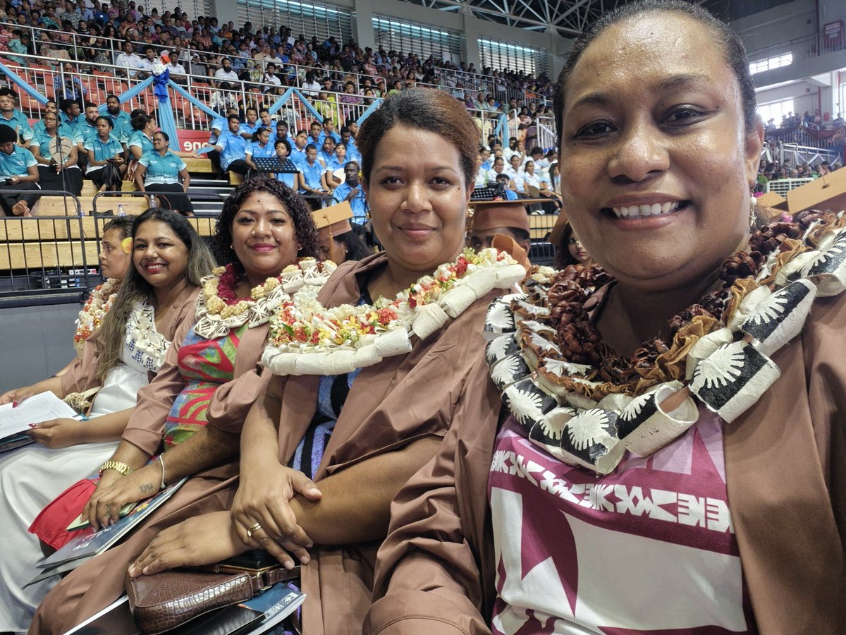 BulouLaveta's tweet photo. April Dump!
Graduated with a Post Graduate Certificate in Business Administration.
#professionalgrowth
#2026Grad
#onwardsandupwards https://t.co/AZxuibxDkp